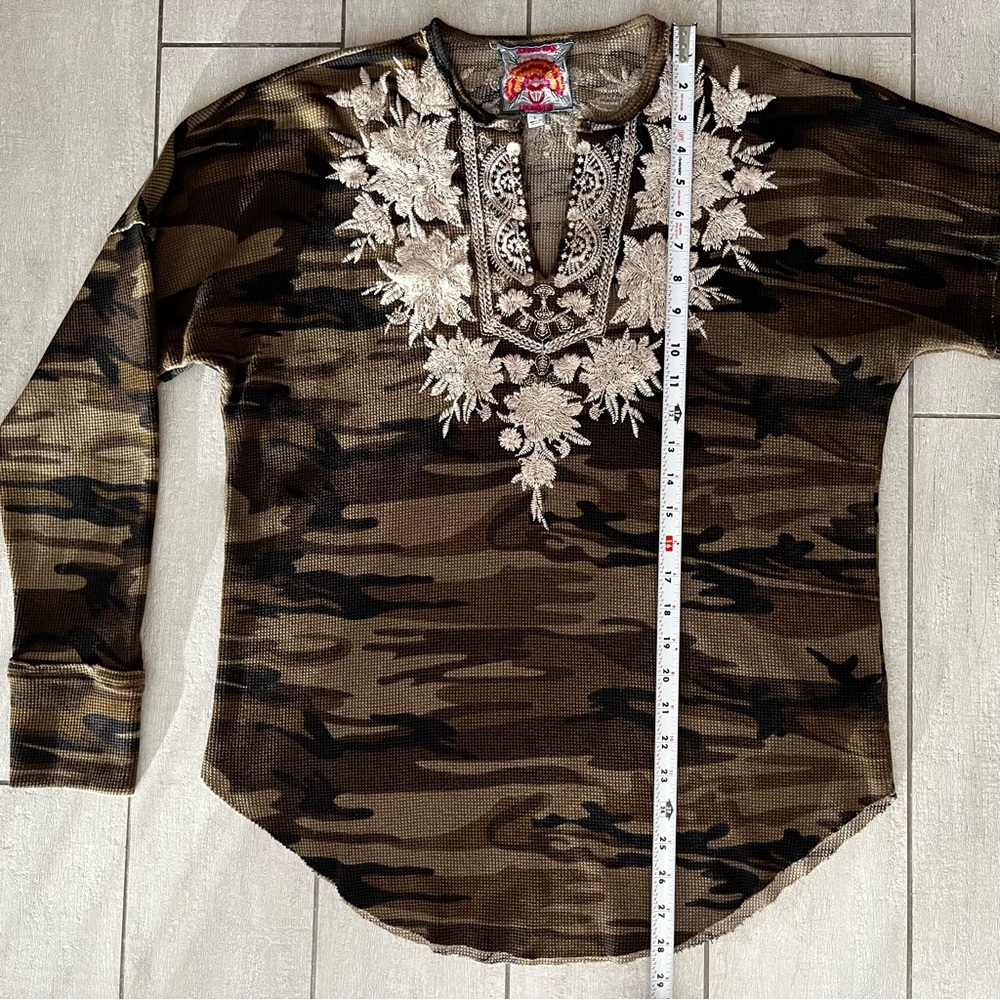 Johnny Was Christina Cotton Camouflage Floral Embroidered Raw Hem Top Size Large - Picture 12 of 13